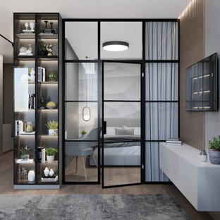 Diseño de dormitorio principal, urbano, pequeño, con paredes grises, suelo laminado y suelo beige