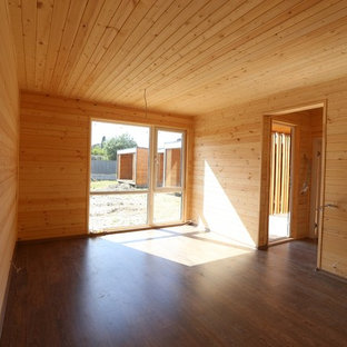 Imagen de habitación de invitados minimalista, pequeña, con paredes blancas, suelo laminado y suelo marrón