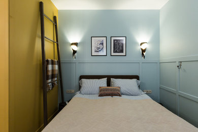На фото: маленькая гостевая спальня (комната для гостей) в современном стиле с разноцветными стенами для на участке и в саду