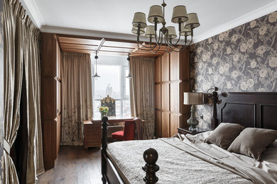 Imagen de dormitorio principal clásico renovado con paredes negras, suelo de madera en tonos medios y suelo marrón