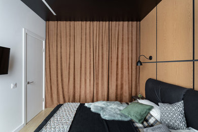 На фото: хозяйская спальня в современном стиле с бежевыми стенами, паркетным полом среднего тона и бежевым полом с
