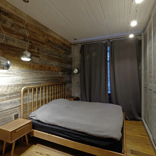 Diseño de dormitorio principal, urbano, pequeño, sin chimenea, con paredes grises, suelo de madera en tonos medios y suelo naranja