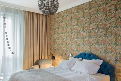 モスクワにあるトランジショナルスタイルのおしゃれな主寝室 (ベージュの壁、塗装フローリング、ベージュの床)