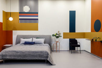Свежая идея для дизайна: хозяйская спальня среднего размера в современном стиле с разноцветными стенами, серым полом и обоями на стенах - отличное фото интерьера