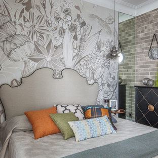 Modelo de dormitorio principal, ecléctico, pequeño, con paredes grises, suelo de madera en tonos medios y suelo naranja