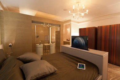 Свежая идея для дизайна: хозяйская спальня с бежевыми стенами - отличное фото интерьера