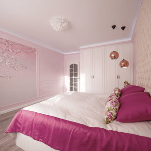 Modelo de dormitorio principal, tradicional renovado, de tamaño medio, con paredes rosas, suelo laminado y suelo gris
