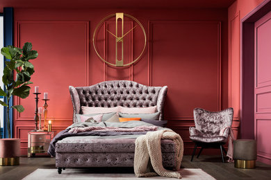 Стильный дизайн: большая хозяйская спальня в стиле фьюжн с красными стенами, темным паркетным полом и коричневым полом - последний тренд
