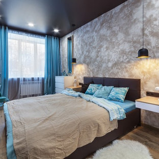 Modelo de dormitorio principal, contemporáneo, de tamaño medio, con paredes marrones y suelo de madera en tonos medios
