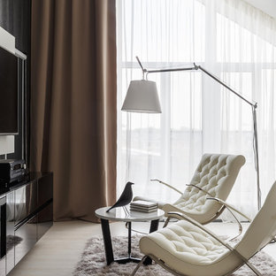 Ispirazione per una grande camera matrimoniale design con pareti beige, parquet chiaro, camino lineare Ribbon, cornice del camino in legno e pavimento bianco