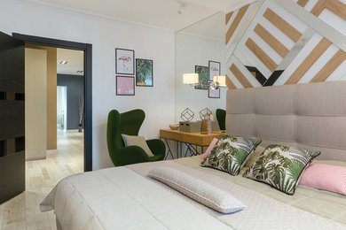 На фото: хозяйская спальня в современном стиле с белыми стенами, светлым паркетным полом и бежевым полом с