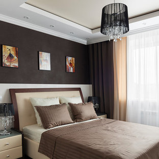 На фото: хозяйская спальня среднего размера в стиле неоклассика (современная классика) с коричневыми стенами, паркетным полом среднего тона, коричневым полом и тюлем с
