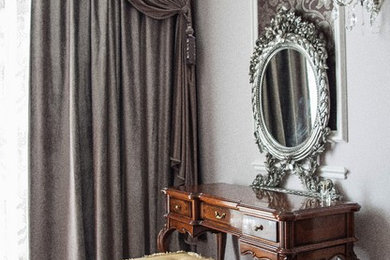 На фото: хозяйская спальня среднего размера в классическом стиле с темным паркетным полом и коричневым полом с