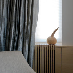 Foto de dormitorio principal, contemporáneo, de tamaño medio, con paredes blancas y suelo de madera oscura