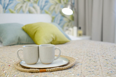 Modelo de dormitorio principal nórdico pequeño con paredes blancas, suelo laminado y suelo beige