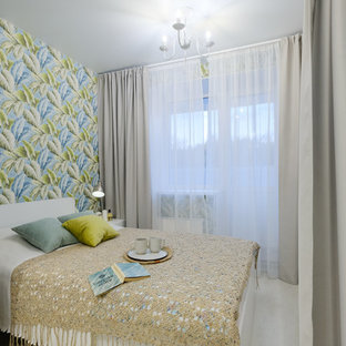 Foto de dormitorio principal, tropical, pequeño, con suelo laminado, suelo beige y paredes multicolor