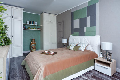 Пример оригинального дизайна: хозяйская спальня в современном стиле с серыми стенами и темным паркетным полом