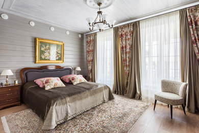 Стильный дизайн: хозяйская спальня среднего размера в классическом стиле с серыми стенами, полом из керамогранита и бежевым полом без камина - последний тренд