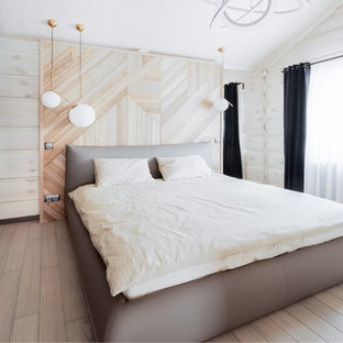 Modelo de dormitorio principal, contemporáneo, pequeño, con paredes beige, suelo de madera en tonos medios y suelo azul