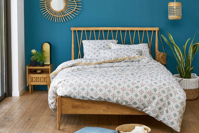 На фото: хозяйская спальня в современном стиле с синими стенами и паркетным полом среднего тона без камина