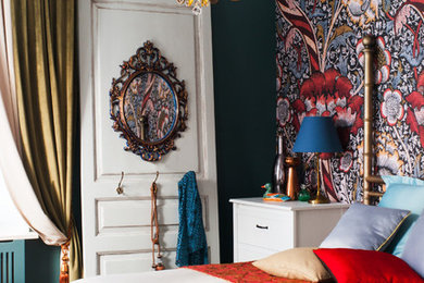 Идея дизайна: хозяйская спальня в стиле фьюжн с разноцветными стенами и паркетным полом среднего тона