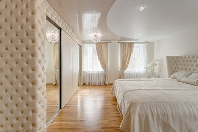 На фото: хозяйская спальня в классическом стиле с бежевыми стенами и паркетным полом среднего тона
