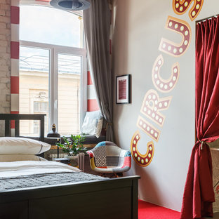 Idée de décoration pour une chambre avec moquette bohème avec un sol rouge.