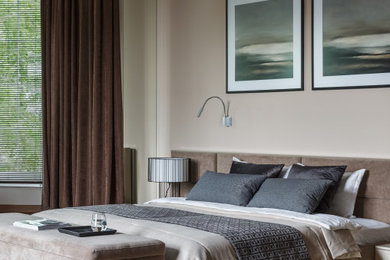 Immagine di una camera da letto design con pareti marroni, parquet scuro e pavimento marrone
