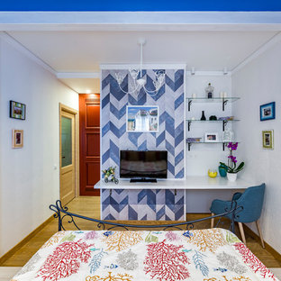 Imagen de dormitorio principal con paredes azules y suelo de corcho