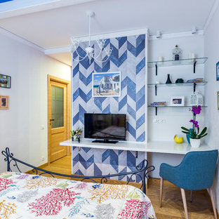 Foto de dormitorio principal con paredes azules y suelo de corcho