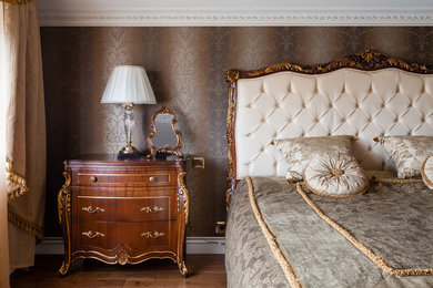 モスクワにあるトラディショナルスタイルのおしゃれな主寝室 (茶色い壁、無垢フローリング、グレーとブラウン)