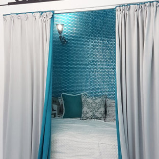 Ejemplo de dormitorio principal, contemporáneo, pequeño, con paredes blancas, suelo de linóleo y suelo blanco