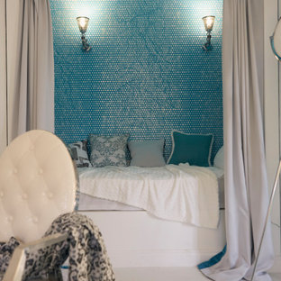 Diseño de dormitorio principal, actual, pequeño, con paredes azules, suelo de linóleo y suelo blanco