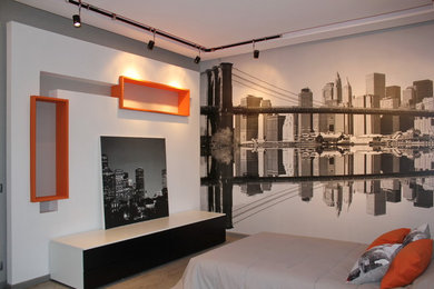 Свежая идея для дизайна: хозяйская спальня в современном стиле с серыми стенами, полом из ламината и серым полом - отличное фото интерьера