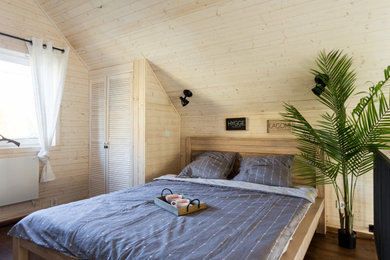 Источник вдохновения для домашнего уюта: маленькая хозяйская спальня в скандинавском стиле с белыми стенами и коричневым полом для на участке и в саду