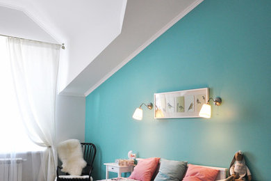 На фото: большая хозяйская спальня в стиле фьюжн с разноцветными стенами и полом из ламината