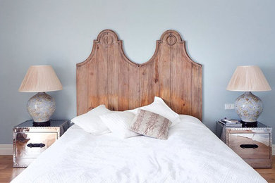 Ejemplo de dormitorio principal con suelo de madera en tonos medios