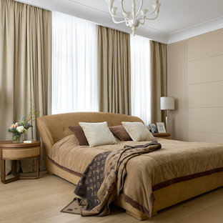 Идея дизайна: хозяйская спальня в современном стиле с бежевыми стенами, светлым паркетным полом, бежевым полом и правильным освещением