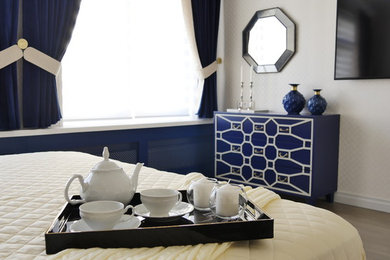 Идея дизайна: хозяйская спальня среднего размера в стиле неоклассика (современная классика) с бежевыми стенами и полом из ламината