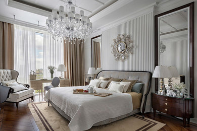 Diseño de dormitorio principal clásico con paredes grises y suelo de madera en tonos medios