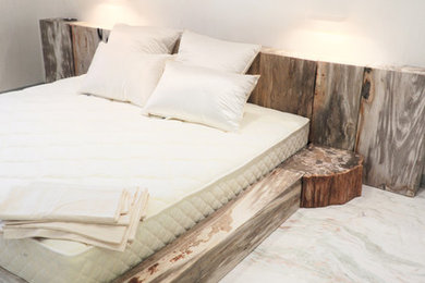 Foto di una camera da letto minimal con pareti bianche, pavimento bianco e pavimento in gres porcellanato