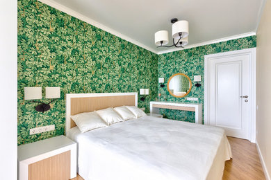 Пример оригинального дизайна: хозяйская спальня среднего размера в стиле модернизм с зелеными стенами, полом из ламината и коричневым полом