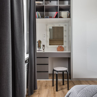 Ejemplo de dormitorio principal, pequeño, con paredes beige, suelo vinílico y suelo beige