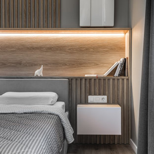 Imagen de dormitorio principal, pequeño, con paredes beige, suelo vinílico y suelo beige