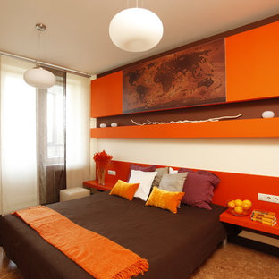 Foto de dormitorio actual con paredes multicolor y suelo de corcho