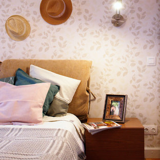Foto de dormitorio principal, nórdico, de tamaño medio, con paredes blancas, suelo de madera en tonos medios y suelo amarillo