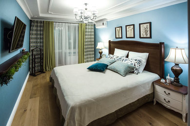 Источник вдохновения для домашнего уюта: хозяйская спальня в классическом стиле с синими стенами, паркетным полом среднего тона и бежевым полом