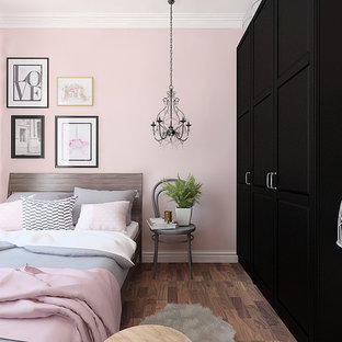 Ispirazione per una piccola camera matrimoniale scandinava con pareti rosa, parquet scuro e pavimento marrone