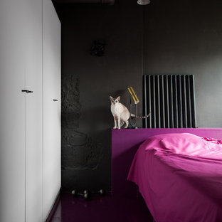 Modelo de dormitorio principal, contemporáneo, con paredes negras y suelo violeta