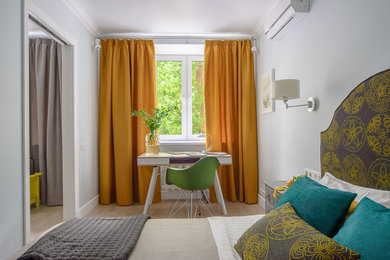 Источник вдохновения для домашнего уюта: хозяйская спальня в стиле неоклассика (современная классика) с белыми стенами и светлым паркетным полом без камина